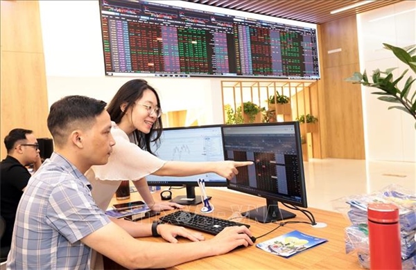 Một số bluechip nới đà tăng, VN-Index vượt mốc 1.600 điểm 