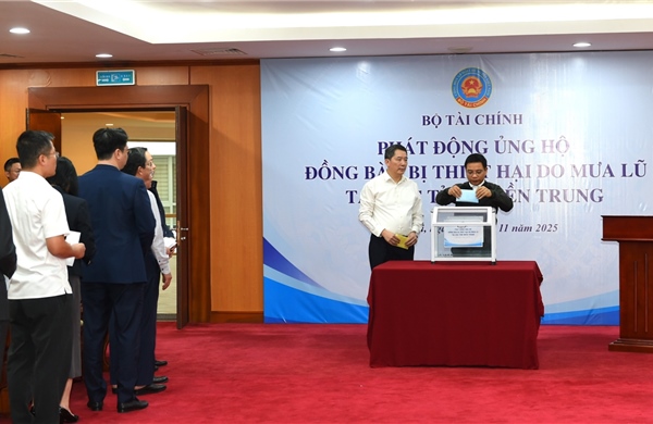 Ước tính 3,5 tỷ đồng đã được Bộ Tài chính quyên góp ngay tại Lễ phát động ủng hộ đồng bào vùng lũ