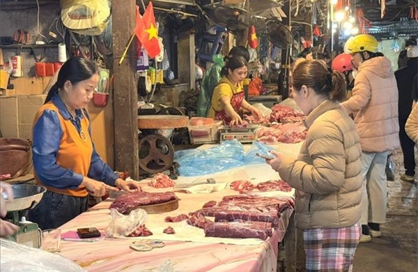 Nguồn cung hàng hóa tại các chợ tăng, sức mua thấp 