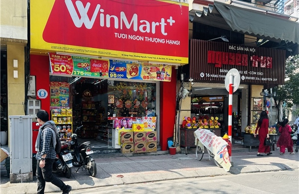 Nhiều cửa hàng, siêu thị mở cửa, quán ăn và cà phê 'hút khách'