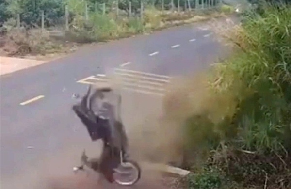 Từ vụ cựu Thiếu tá CSGT bị khởi tố, ‘người dân không cứu người bị tai nạn có bị xử lý’? 