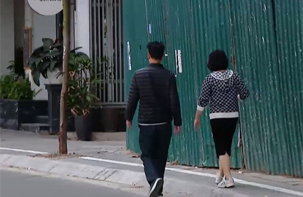Vạch sơn phân chia vỉa hè gây nhiều tranh luận