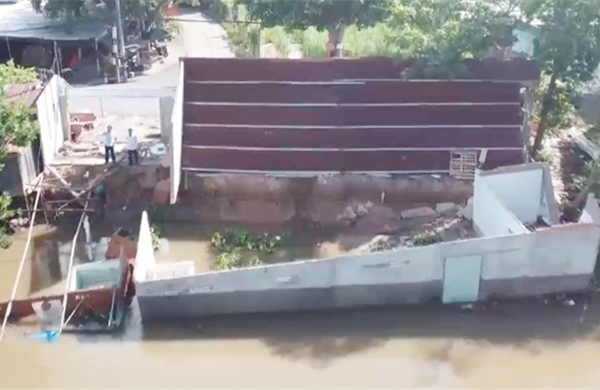 Sạt lở nhấn chìm kho vật tư nông nghiệp ở Đồng Tháp