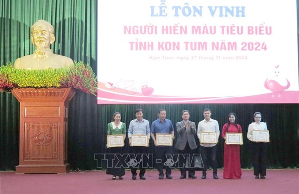 Tôn vinh các điển hình hiến máu cứu người