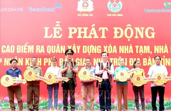 Bộ Công an trao kinh phí hỗ trợ Đắk Nông xóa 500 nhà tạm, nhà dột nát