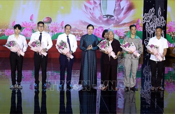 Những &#39;đóa sen&#39; tỏa hương giữa đời thường