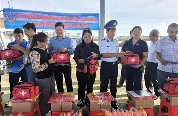 Cảnh sát biển đồng hành cùng ngư dân, tuyên truyền chống khai thác IUU