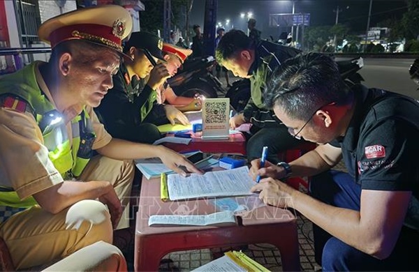 Cảnh sát giao thông mật phục, xử lý hàng loạt lái xe vi phạm nồng độ cồn