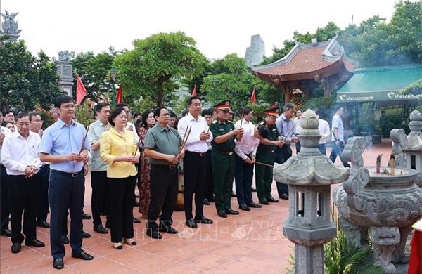 Thủ tướng Phạm Minh Chính dâng hương tưởng niệm Anh hùng liệt sĩ tại Quảng Trị