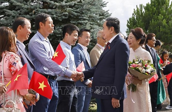 Chủ tịch Quốc hội Trần Thanh Mẫn gặp gỡ cộng đồng người Việt Nam tại Thụy Sĩ