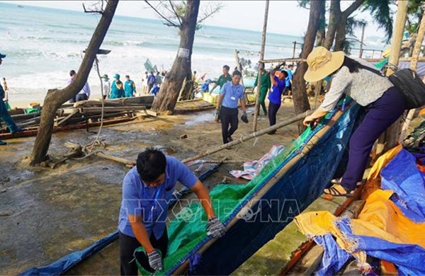 Ra quân đảm bảo trật tự, vệ sinh môi trường tại bãi biển Thủy Tiên