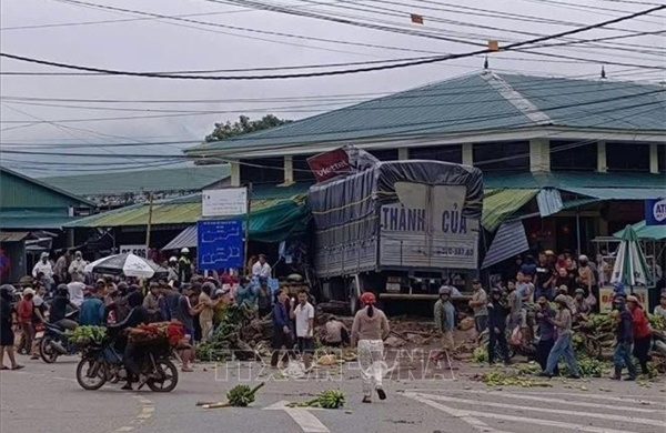 Xe tải lao thẳng vào chợ ở Quảng Trị làm 3 người tử vong
