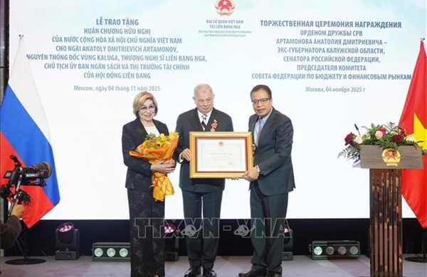 Trao tặng Huân chương Hữu nghị cho người bạn Nga của Việt Nam