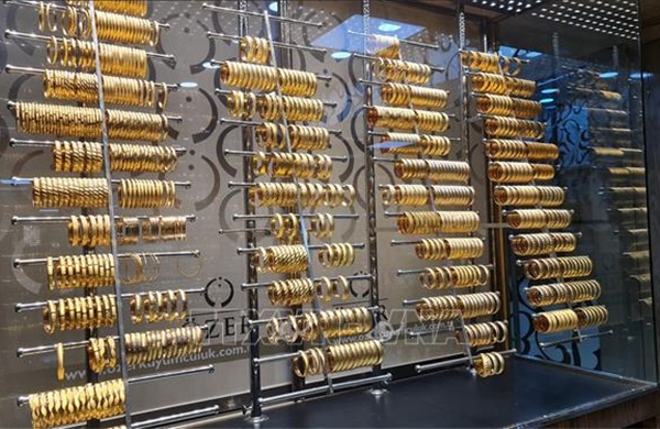 Đồng USD mạnh lên đẩy giá vàng giảm hơn 1%