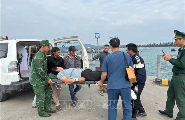 Bộ đội Biên phòng hỗ trợ đưa ngư dân bị đột quỵ vào đất liền cấp cứu