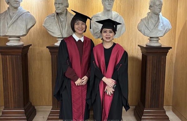 Hai bác sĩ Việt Nam nhận chứng chỉ thành viên của tổ chức ngoại khoa hàng đầu thế giới