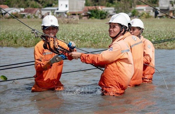 74,78% khách hàng ở miền Trung - Tây Nguyên được cấp điện trở lại sau ngập lụt