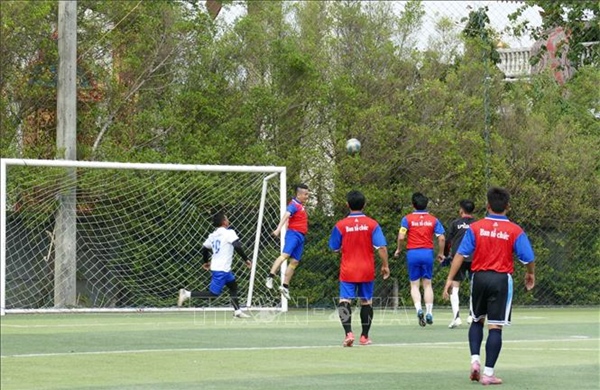 Sôi động giải bóng đá cộng đồng người Việt tại Lào    