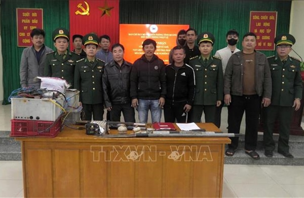 Nhiều người dân tự nguyện giao nộp súng, mìn tự chế, vật liệu nổ