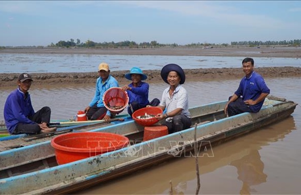 Thêm sinh kế cho người dân vùng biên
