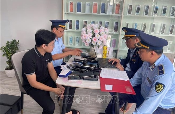 Liên tiếp phát hiện và tạm giữ lượng lớn điện thoại không rõ nguồn gốc