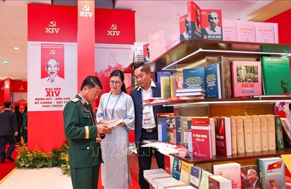 Đại biểu tham quan Trưng bày sách, báo chào mừng Đại hội XIV của Đảng