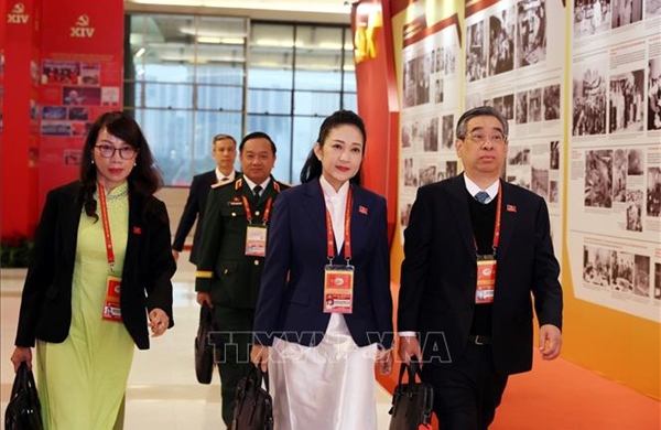 Đại biểu đến dự phiên thảo luận tại hội trường về các văn kiện Đại hội