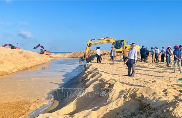 Ngư dân gặp khó khi cửa biển Lý Hòa bị bồi lấp