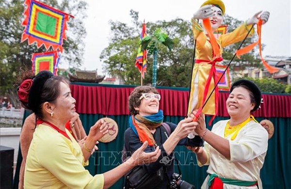 Múa rối cạn Tế Tiêu thu hút đông đảo người dân Thủ đô và du khách