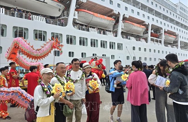 Lượng khách tăng cao trong dịp Tết, du lịch Quảng Ninh kỳ vọng tăng trưởng mạnh