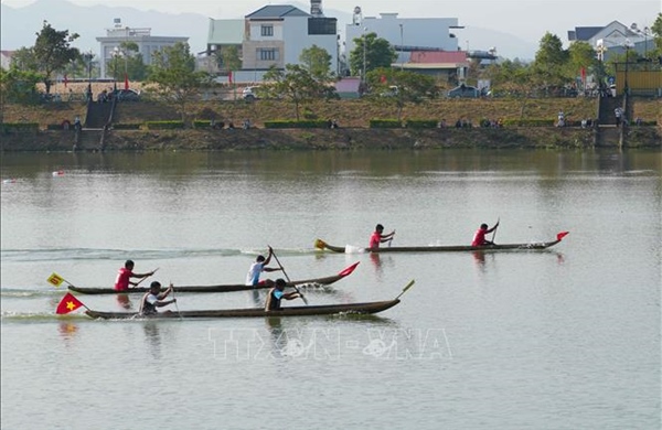 Giải đua thuyền độc mộc trên sông Đăk Bla