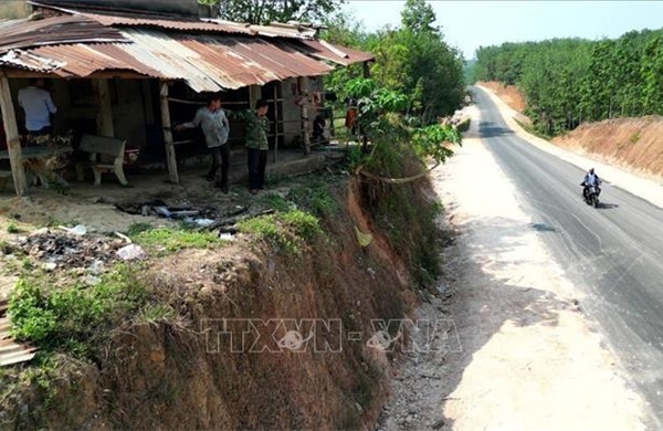 Chủ tịch tỉnh Đồng Nai chỉ đạo xác minh vụ 'Nhà dân chênh cao 12 mét sau khi hạ cốt nền đường'