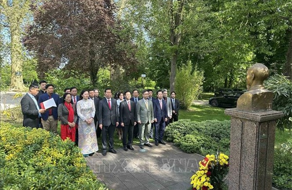 Dâng hoa tưởng niệm Chủ tịch Hồ Chí Minh tại Pháp