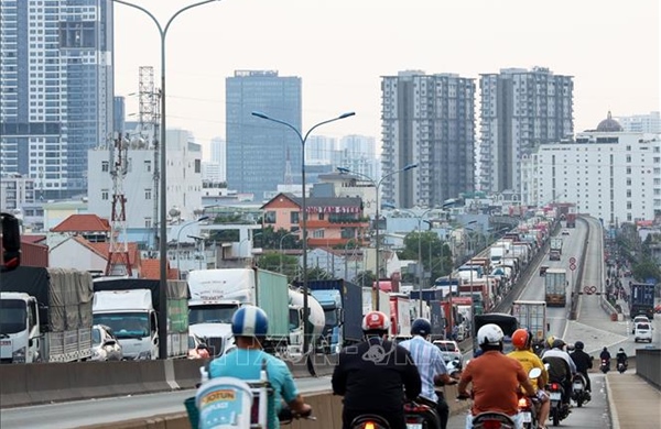 Nắng nóng xen 'mưa vàng' trong dịp Giỗ Tổ tại TP. Hồ Chí Minh