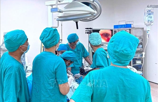 Cứu sống bé gái 8 tháng tuổi nuốt phải bông tai kim loại