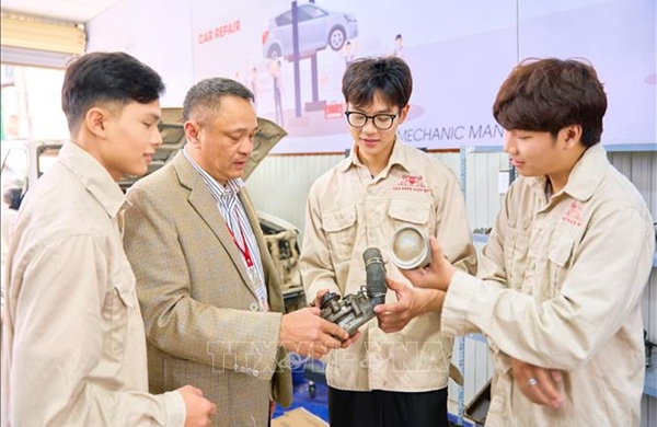 Mỗi viên chức chỉ được là giảng viên đồng cơ hữu của một cơ sở giáo dục