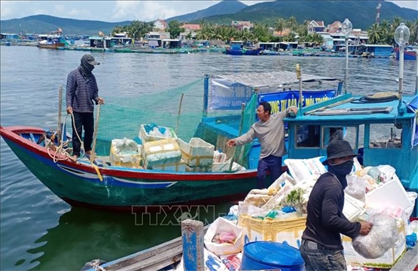 Xã hội hóa thu gom rác, hồi sinh môi trường nuôi biển Vân Phong