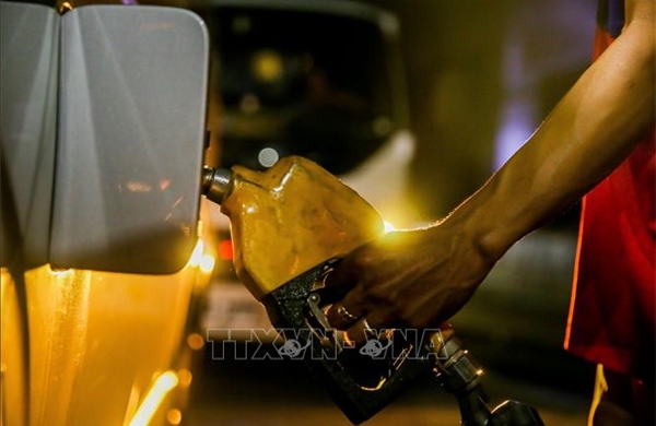 Giá dầu giảm khoảng 1% khi hoạt động qua eo biển Hormuz dần phục hồi