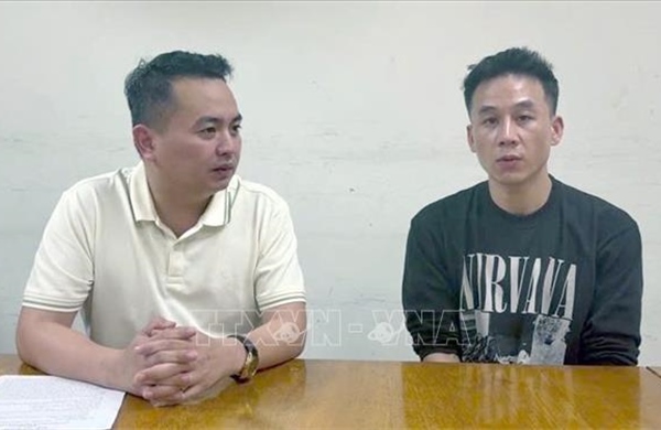 Vận động đối tượng trốn nã từ nước ngoài về đầu thú