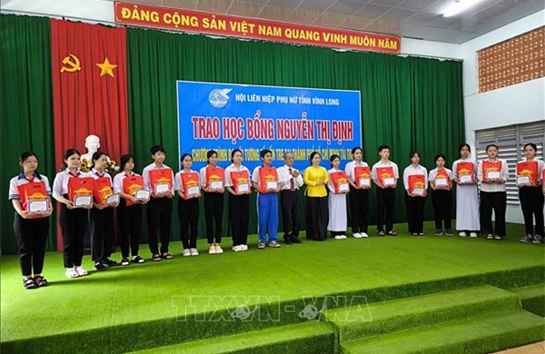 Trao học bổng Nguyễn Thị Định cho học sinh có hoàn cảnh khó khăn tại Vĩnh Long