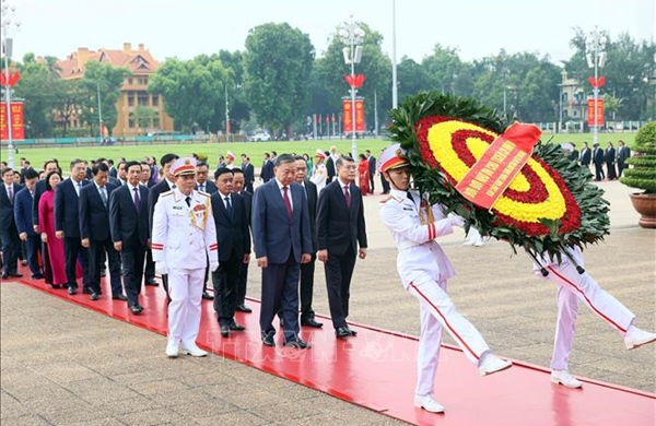 Ban Chấp hành Trung ương Đảng vào Lăng viếng Chủ tịch Hồ Chí Minh