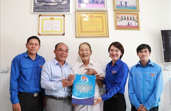 Thắp nến tri ân các anh hùng liệt sĩ tại nghĩa trang vào tối 26/7