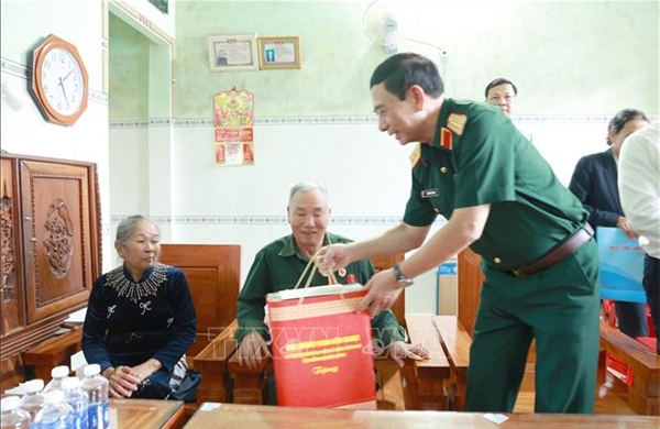Phó Thủ tướng Phan Văn Giang thăm, tặng quà người có công tại Lâm Đồng
