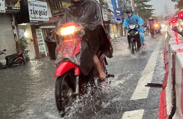 Hà Nội: Mưa lớn gây ngập úng tại một số khu vực, giao thông đi lại khó khăn