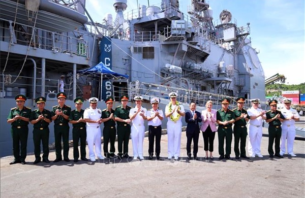 Đoàn tàu sân bay Hải quân Hoa Kỳ thăm thành phố Đà Nẵng