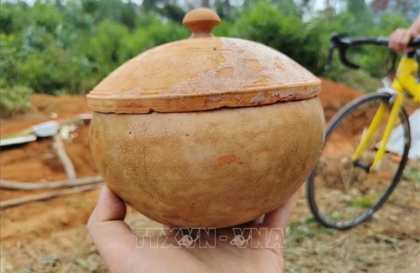 Phát hiện nhiều hiện vật khi khai quật mộ gạch cổ tại Nghệ An