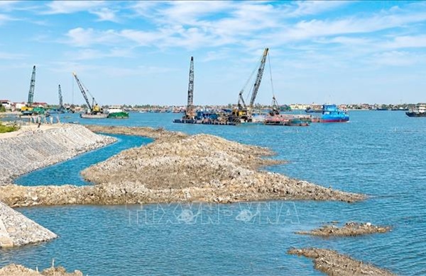 Dựng 'lá chắn' cho tàu cá Bắc sông Gianh trước mùa mưa bão