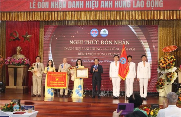 BV Hùng Vương đón nhận danh hiệu Anh hùng Lao động thời kỳ đổi mới