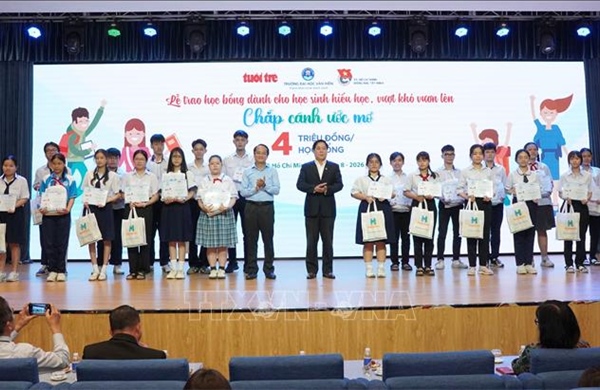 Trao học bổng 'Chắp cánh ước mơ' cho 100 học sinh vượt khó, hiếu học