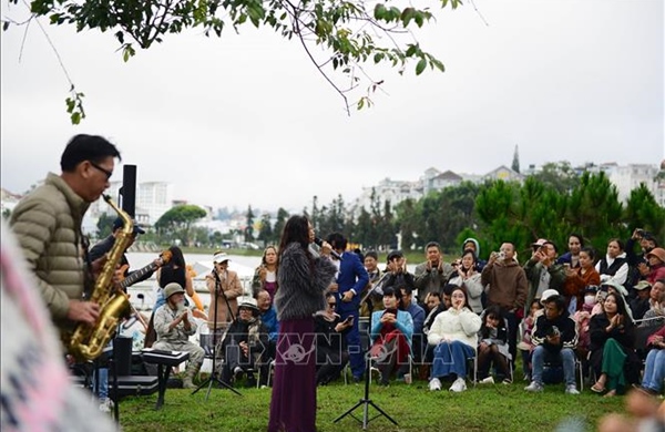 Du lịch 'chữa lành' bằng âm nhạc hút khách tại miền đất lạnh
